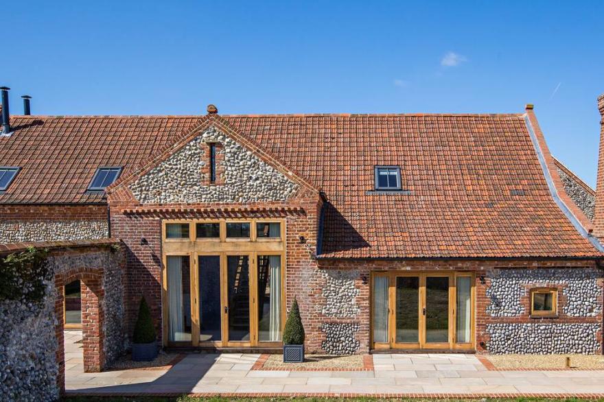 Sparks and Pentney Barn, Holt Cottages in Norfolk sleeping 16