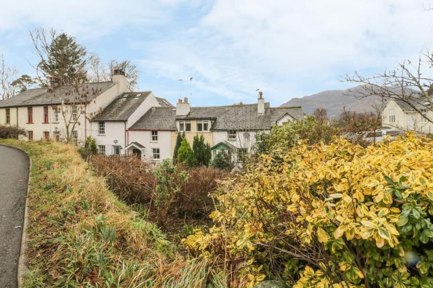DERWENT EDGE, pet friendly, with a garden in Portinscale Cottages in