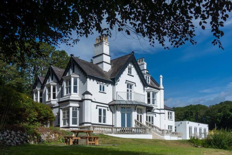 Penally Manor Luxurious Manor House Tenby Cottages in Pembrokeshire Coast sleeping 25