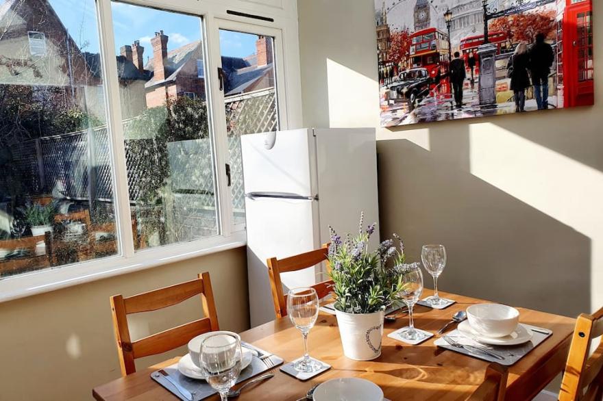 Stunning 3 Bed House Near Royal Berks Hospital With Free Parkin