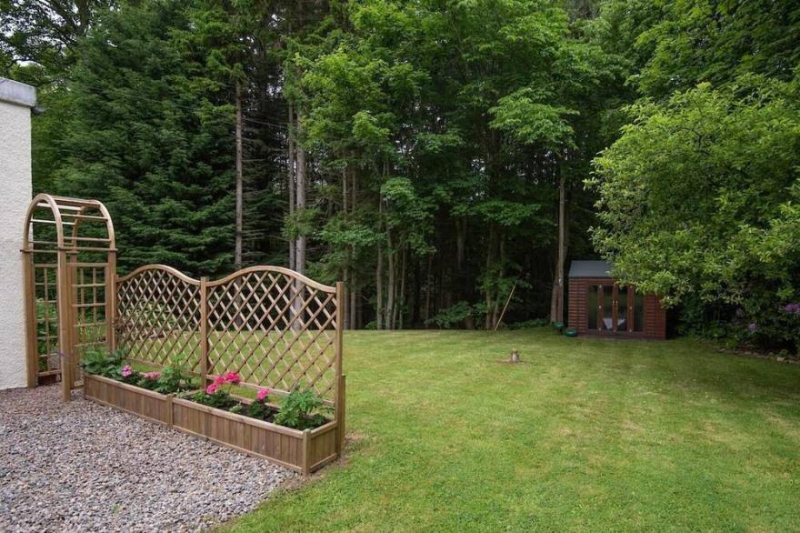 EAST LODGE AT ASHIESTIEL sleeps 4 guests in 2 bedrooms Cottages in Scottish Borders sleeping 4