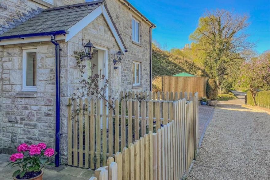CORFE LODGE, family friendly, with open fire in Corfe Castle Cottages