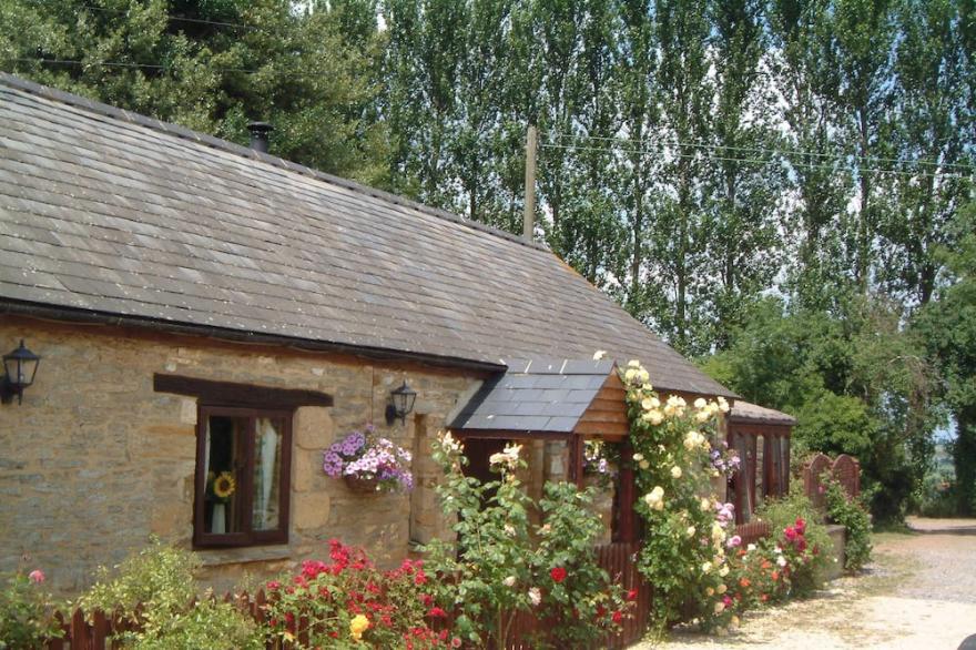 Exclusive private outdoor Hot Tub for your use only. Cottages in Oxfordshire sleeping 4