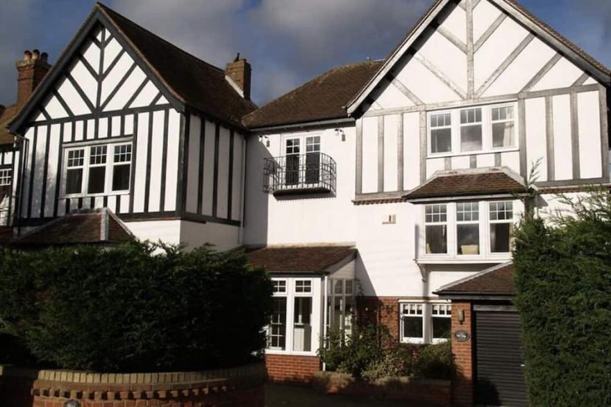 Spacious 5 bedroom Southwold home, all ensuite, close to pier