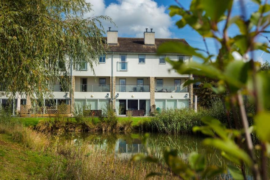 48Howells Mere 3 Storey/4 Bedroom /4 Bathroom/mid terrace/spa/p