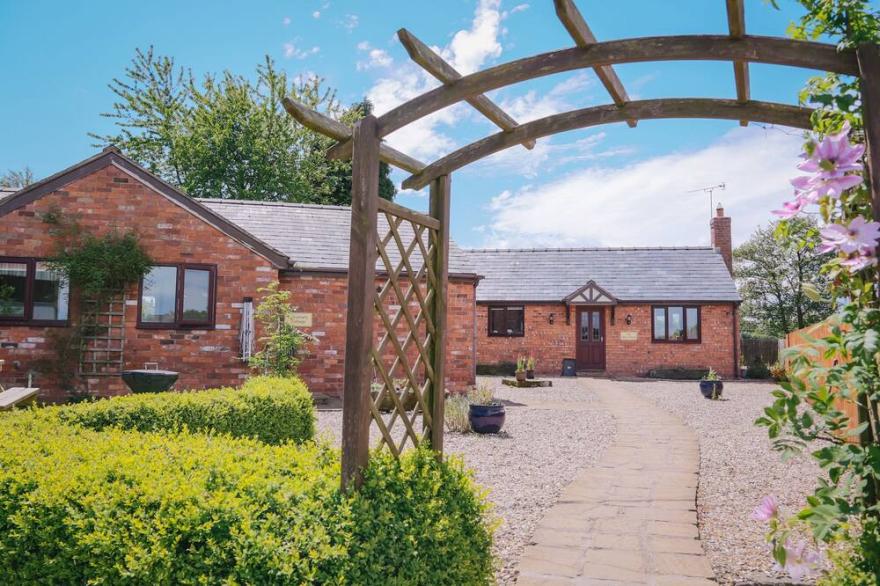 Dairyman's Cottage 2 bedroomed bungalow in perfect rural sett