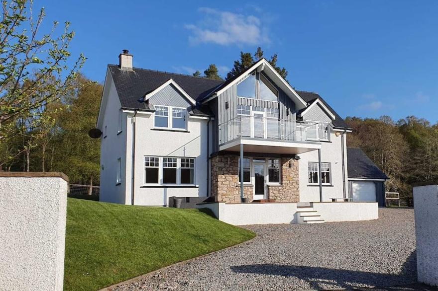 Arkaig Lodge a modern, tastefully furnished property in a stu