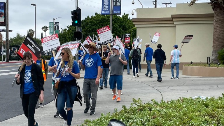 Les écrivains hollywoodiens feront grève jusqu&rsquo;à la fin de l&rsquo;IA