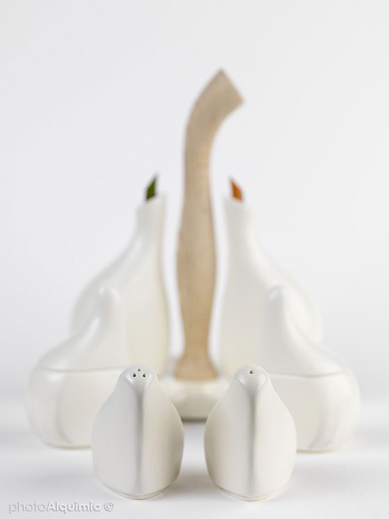 AJORÍ Elegant Cruet Design Inspired by the Form of Garlic Design Swan