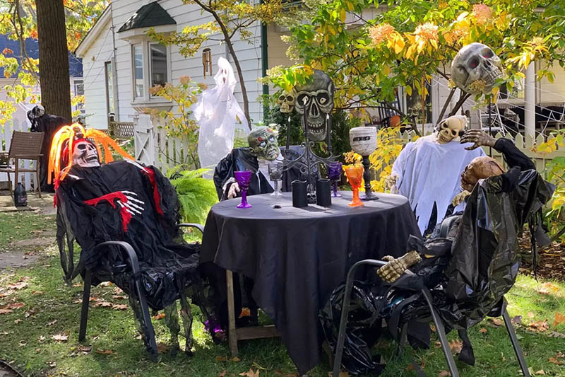 10 Most Awesome Halloween House Decorations Design Swan