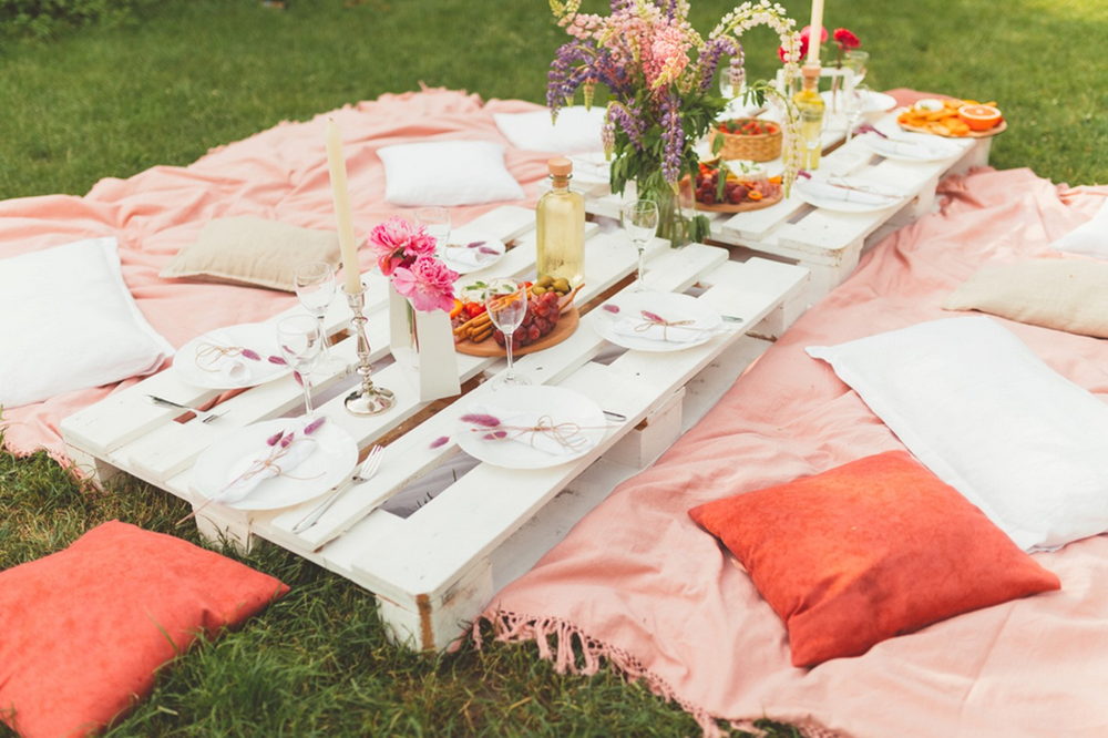 Backyard Picnic Ideas Decor, Recipes and More Design Swan
