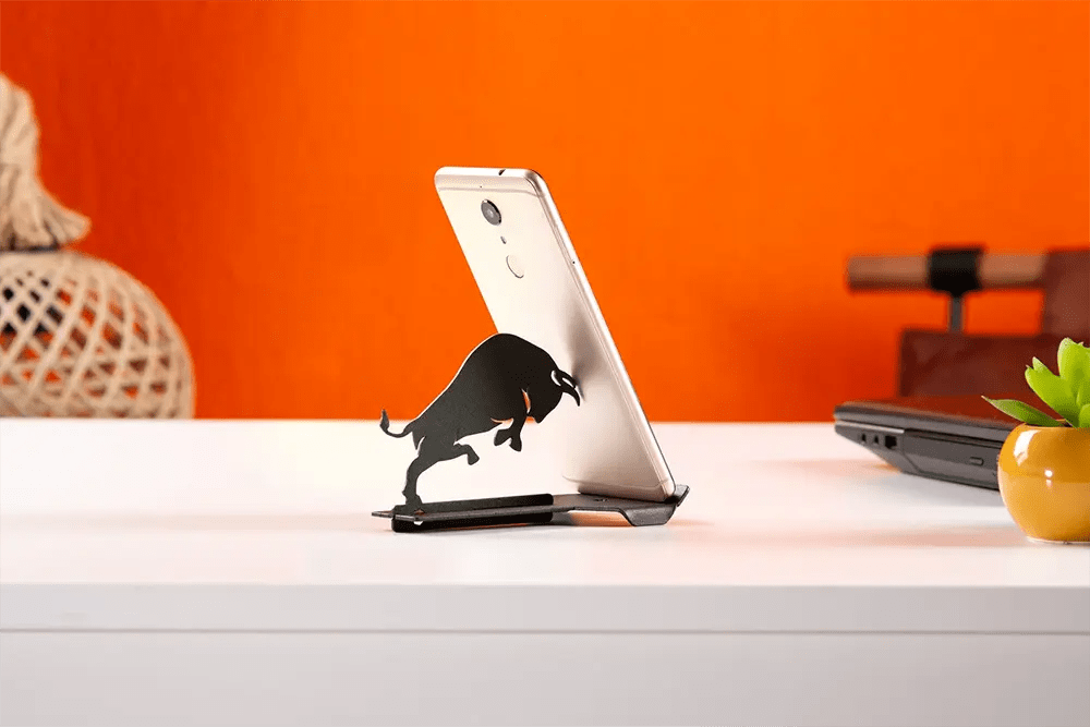 Phone Stands That Stand Out Infuse Your Space with Artistic Charm