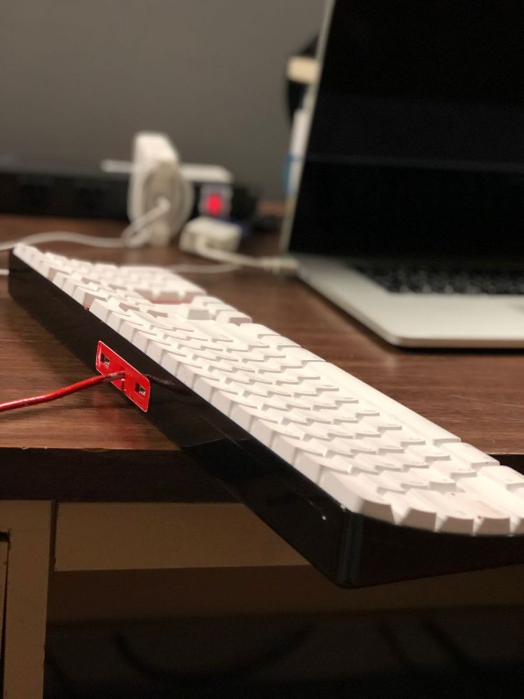 spraypainting shit Spray painted old apple keyboard. Results are