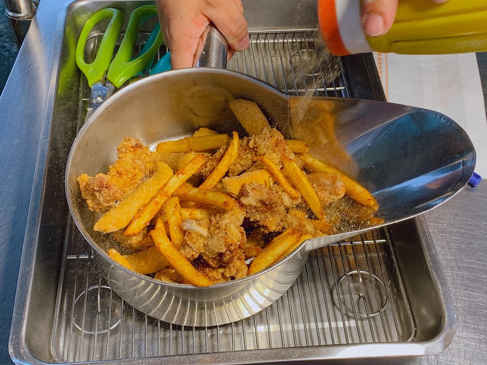 台南港口美食｜嘉珍三角骨銅板價錢就可以買的到，很香又好吃鹽酥三角骨！