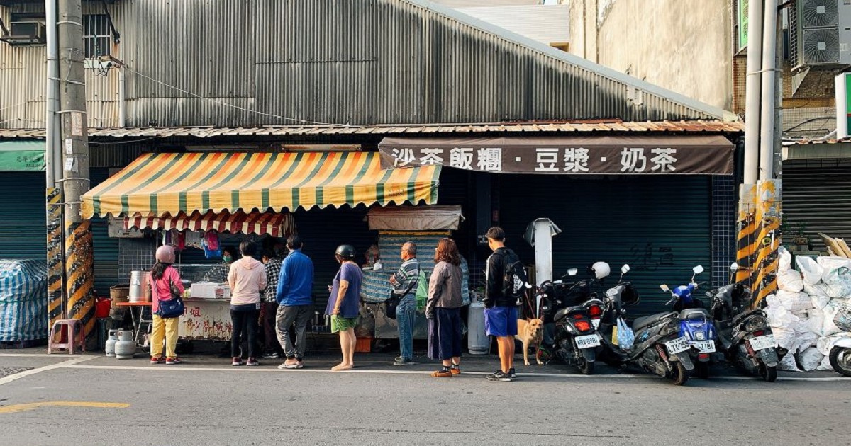 劉姐姐沙茶飯糰｜安南區國安街是最接地氣的排隊美食，主打沙茶飯糰，別看它口味好像很簡單，但料多紮實、味道又好，完全是一試變成主顧客 …