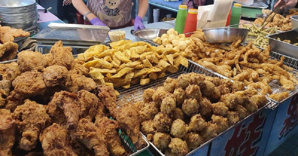 高雄自由市場｜「妹夥站」菜市場超人氣炸雞店，炸雞三塊只要55元