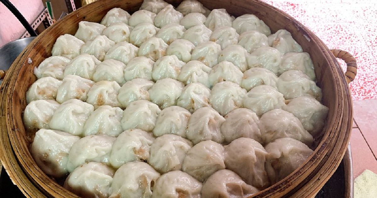 台南肉圓美食｜福記肉圓總店分店都在府前路上，就在孔廟園區對面，建興國中旁，旁邊是莉莉冰果店，都是從小學吃到大的老店。