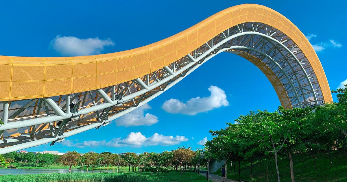 迎曦湖｜南科休閒的好去處，湖面上有一條美麗的黃絲帶。 這條黃絲帶其實是一個超大型的公共藝術，作品的名稱為「舞彩迎賓」。