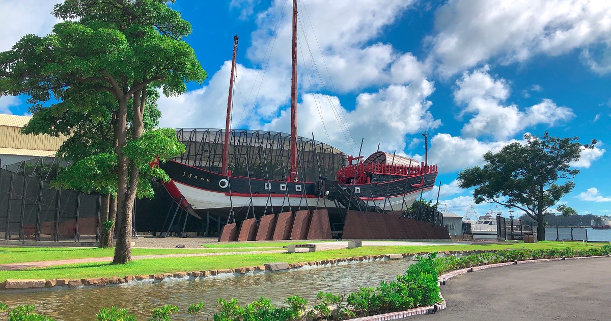 臺灣船園區｜站在「台灣成功號」上可以遠眺前方的安平港及林默娘公園裡的林默娘塑像之外，附近還有其他景點如港濱歷史公園、林默娘公園、德陽艦園區、億載金城等景點可供前來旅遊的觀光客進行一場知性的歷史之旅。