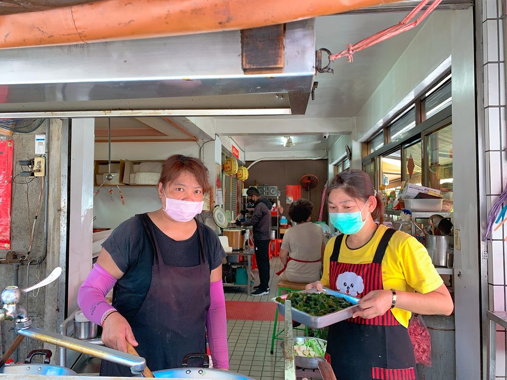 國安街無名素食自助餐｜連張招牌都沒有，是在地人熟悉的午餐素食自助餐便當店