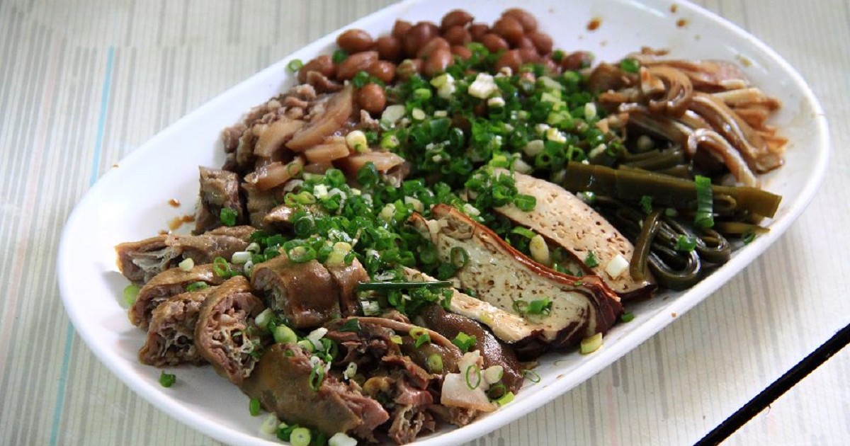 啞巴麵店｜在安平小巷弄中，肉臊帶點沙茶香，滷菜切的用心，乾麵附清湯，清湯好喝順口。