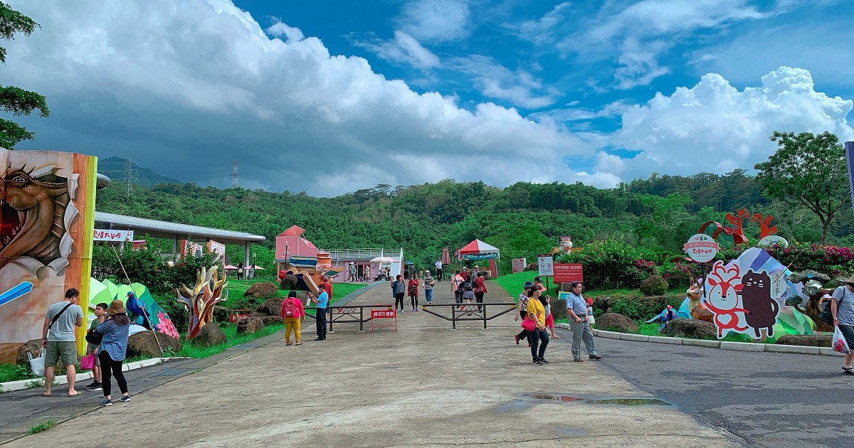 旺萊山-愛情大草原｜寬敞的大草原、很適合親子一起遊玩，裡面有很多童話故事的人物。