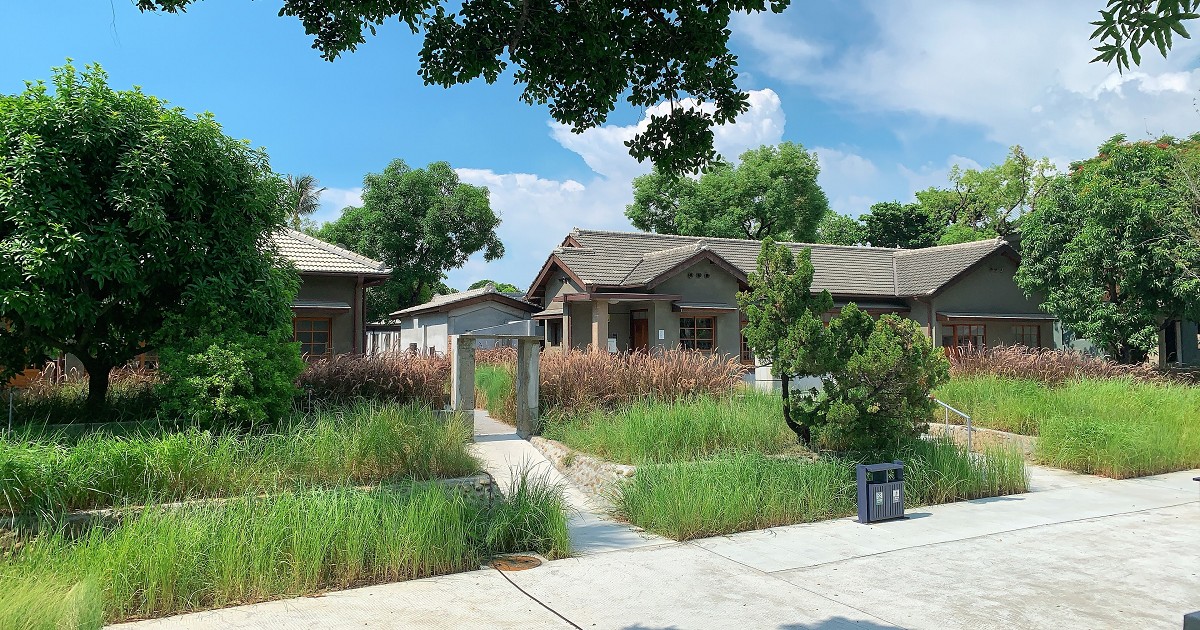 水交社文化園區｜保存眷村建築原樣，不僅有古色古香的氣息，園區生態池塘綠葉襯托清秀荷花，老樹盤根錯節於牆垣，閒靜優美。