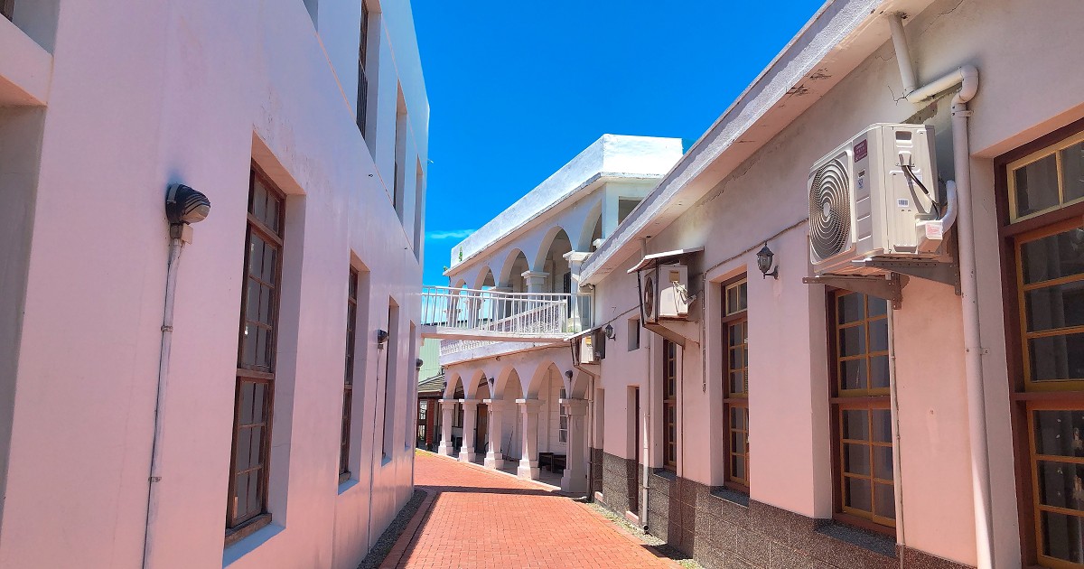 北門嶼基督教會｜白色教堂營造出北門鹽鄉的白色浪漫，常有新人到此拍攝婚紗，除了教會建築本身，後方的小白宮也成為許多人拍照的取景地點。