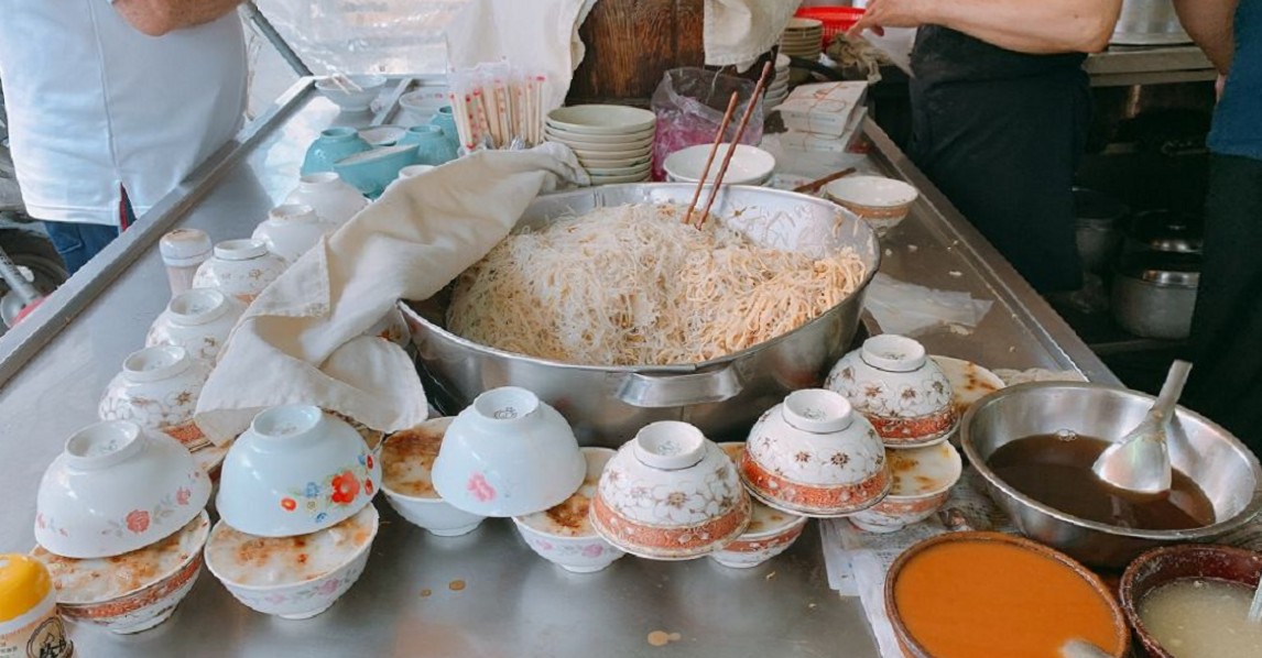 米糕碗粿米粉｜嘉義銅板美食，碗粿、米粉、米糕……等，銅板價就可以讓你飽足一餐了。