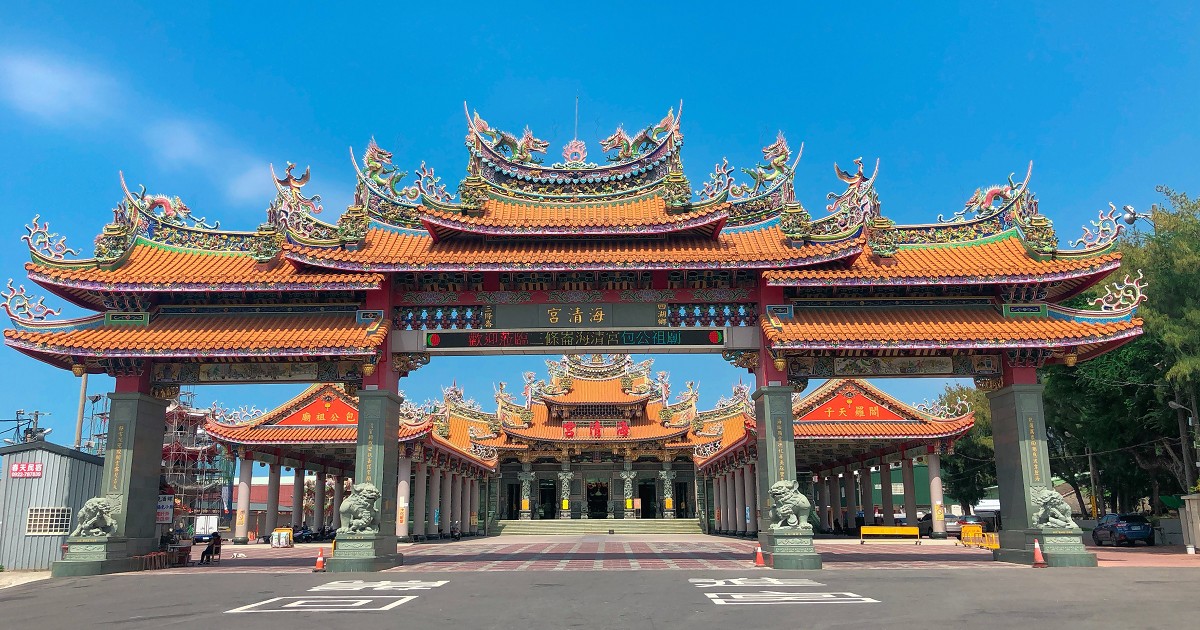 三條崙海清宫｜3D彩繪大師曾進成創作4組包公審案互動式Q版公仔，邀請信徒參拜祈福後，與包公一起審案，可愛造型，吸引遊客體驗。