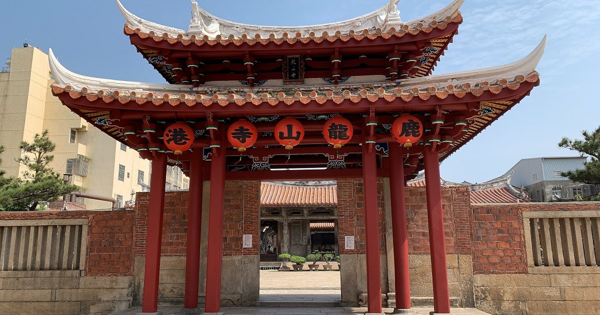 鹿港龍山寺｜台灣保存最完整的清代建築物，現為國定一級古蹟，建築格局與雕刻、彩繪藝術，被喻為台灣民間藝術的殿堂。