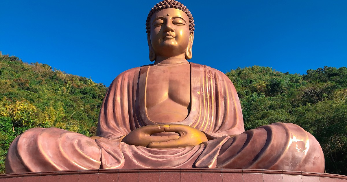 彩虹山大佛(六龜大佛)｜秀麗的荖濃溪蜿蜒迤邐、背倚連綿雄偉的中央山脈，天然美景更襯托大佛的法相慈悲莊嚴。