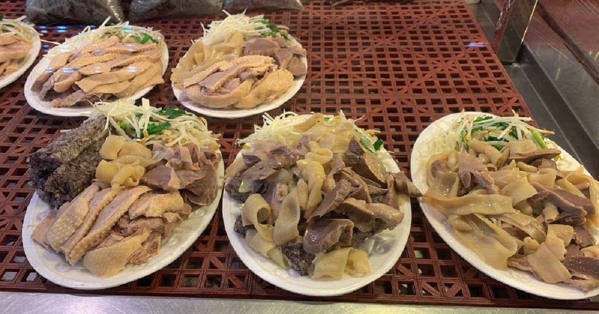 和緯黃昏市場美食｜夏天吃下營鵝肉，冬天進補吃薑母鴨！