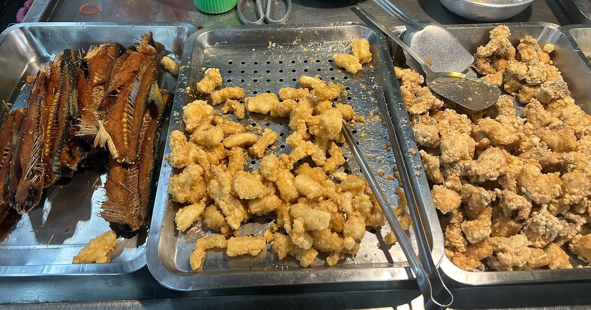 台南炸物小吃｜果菜市場鹽酥雞，鹹酥雞百元有找份量多！