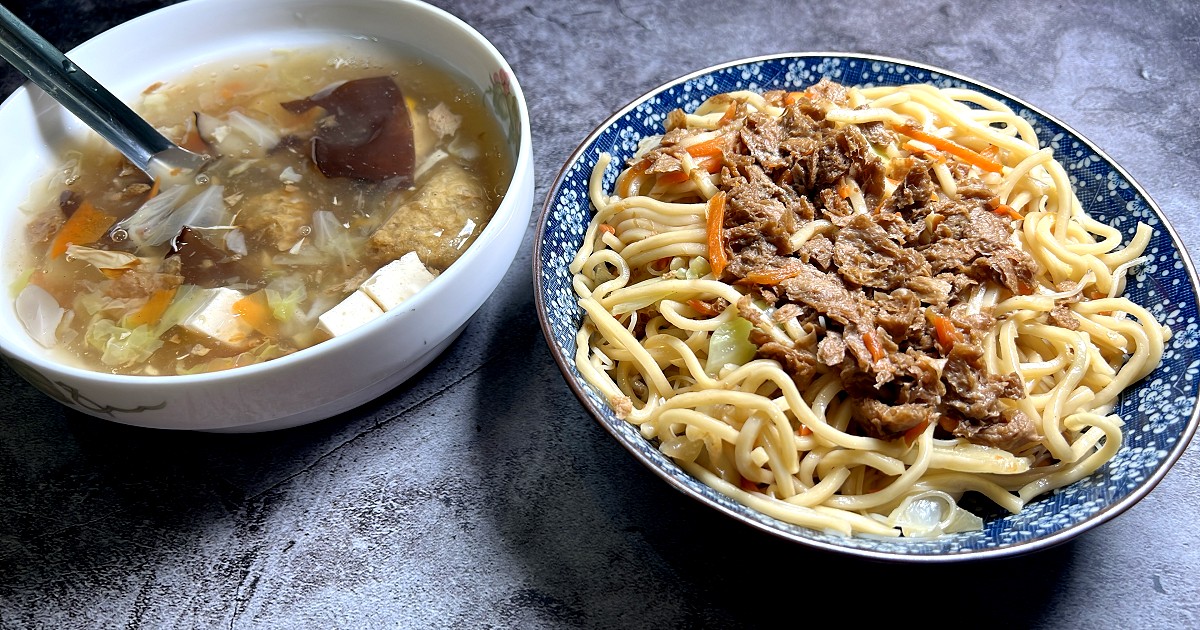 修安素食｜台南素食料理，除了自助餐外，還有素炒麵、素炒飯、素炒米粉以及素什錦羹等！