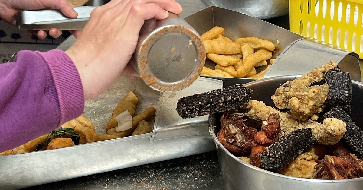 廟口正富喀香雞排｜香雞排就是好吃，晚上餓了來一份，讚啦，吃完隔天再減肥！