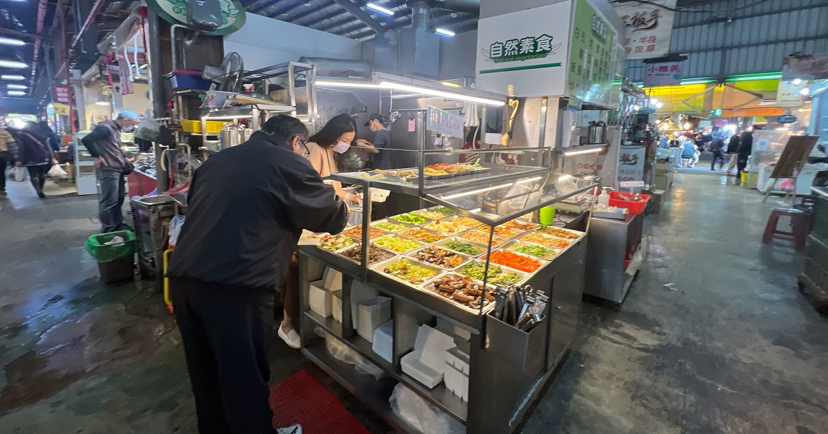 自然素食(果菜市場)｜台南果菜市場裡色香味俱全的素食攤！