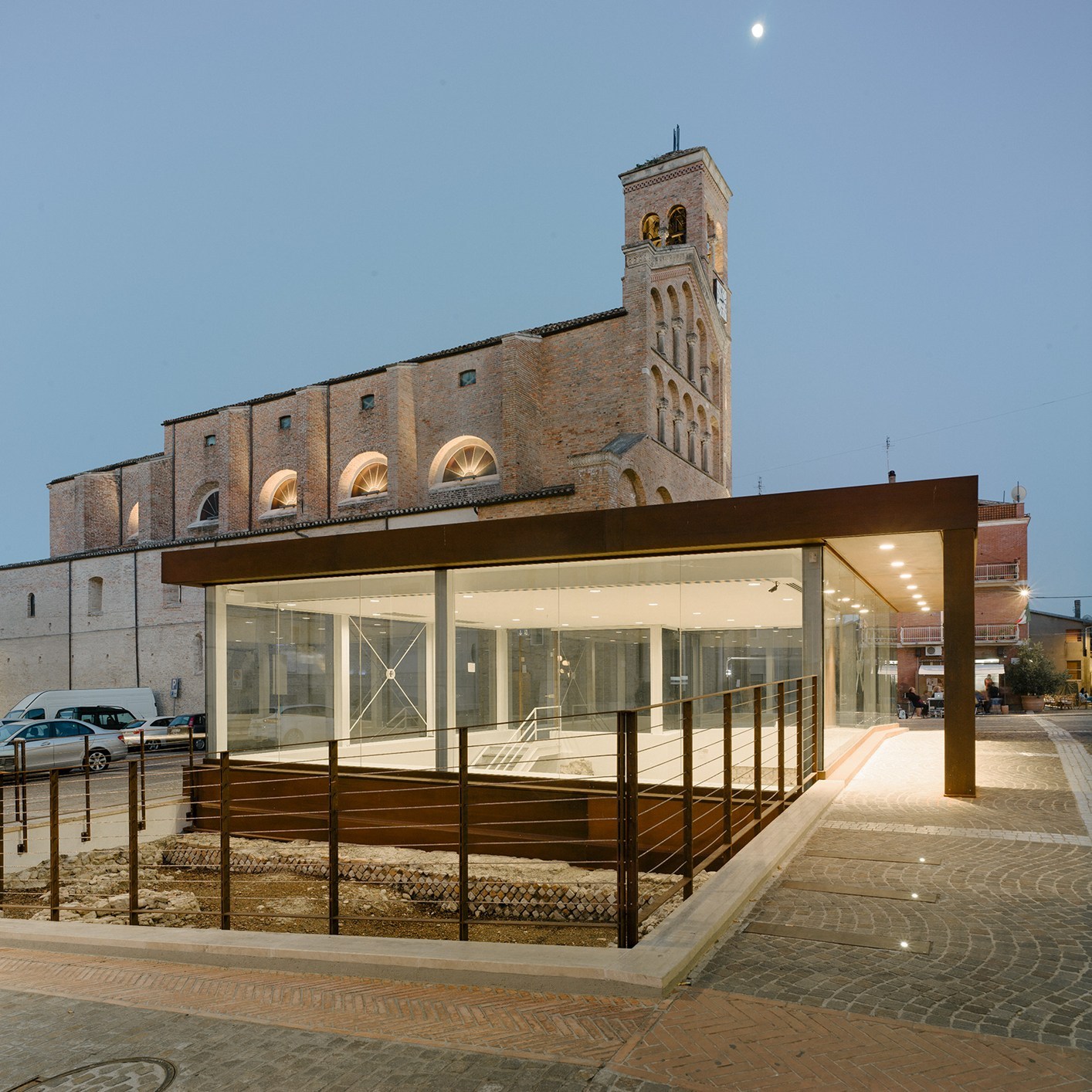 Un ingresso in vetro e acciaio accoglie i visitatori di