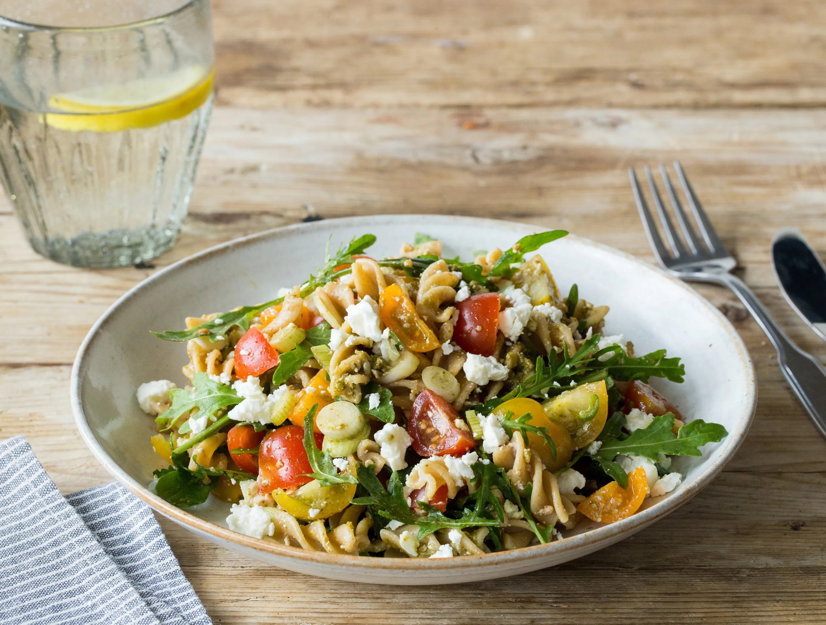 Pastasalade met groene pesto, tomaten en feta Recept HelloFresh