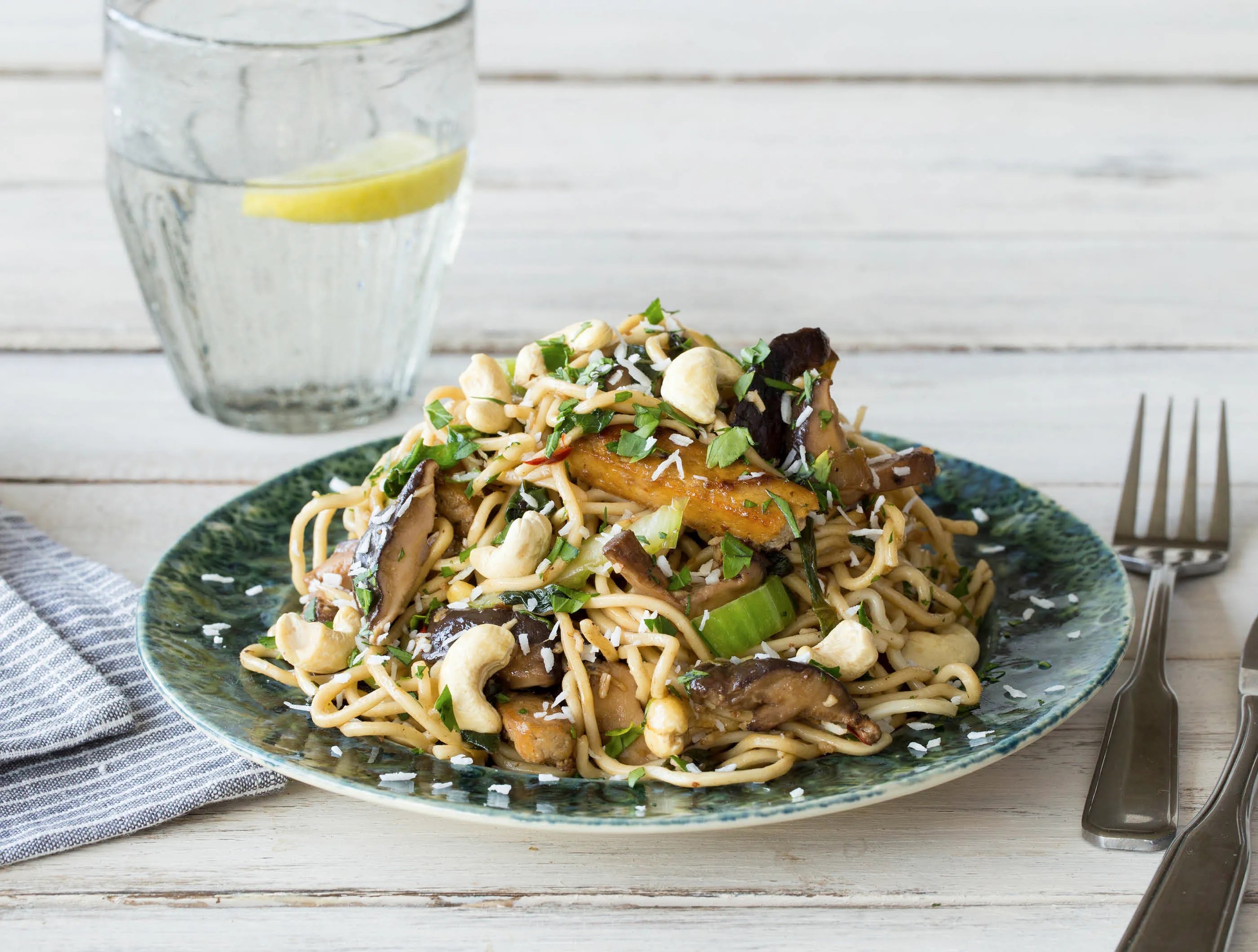 Noedels met shiitake, paksoi, cashewnoten en geraspte kokos Recept