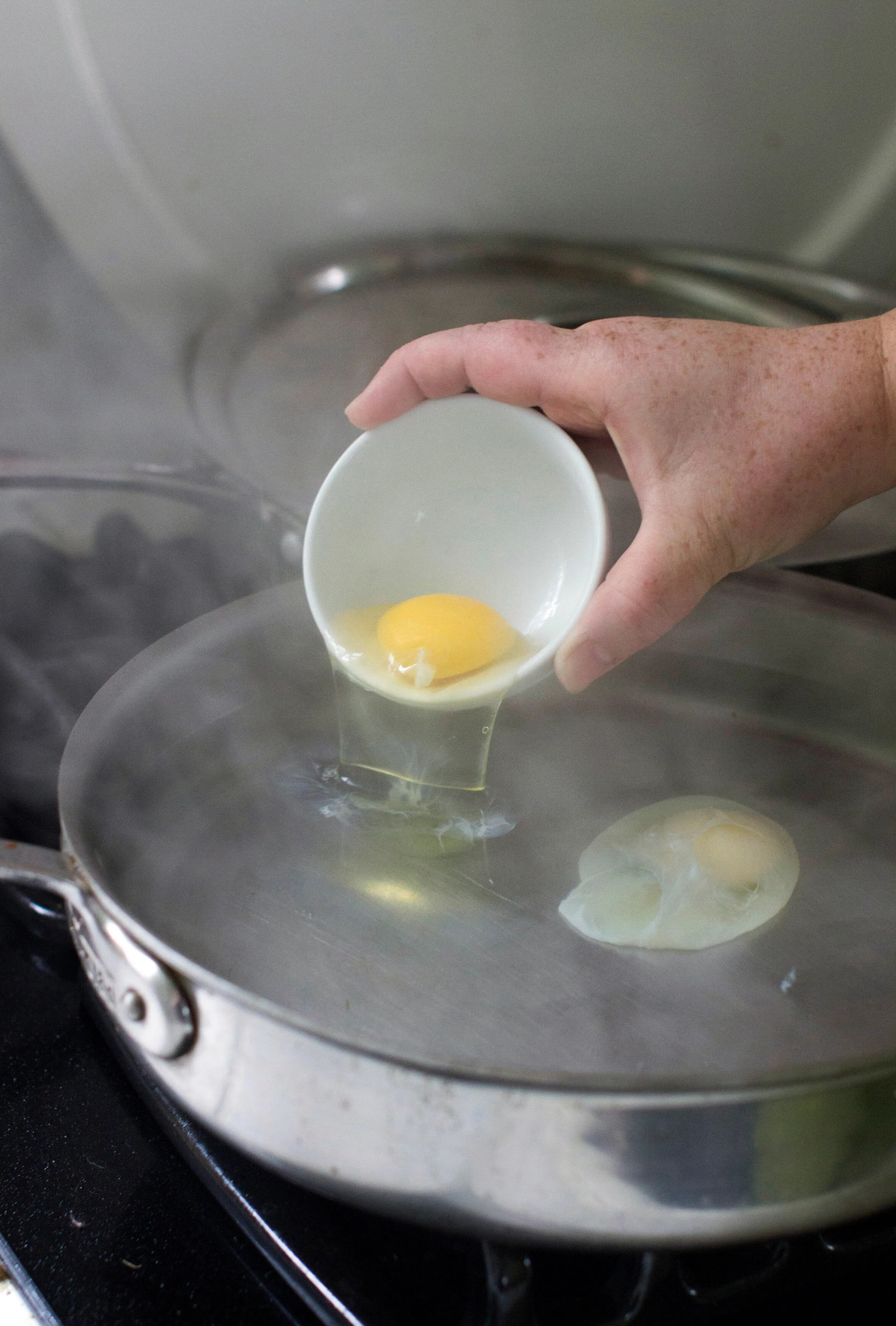 People Are Sharing The Best Way To Poach Eggs Without Vinegar, And It's Unbelievably Simple