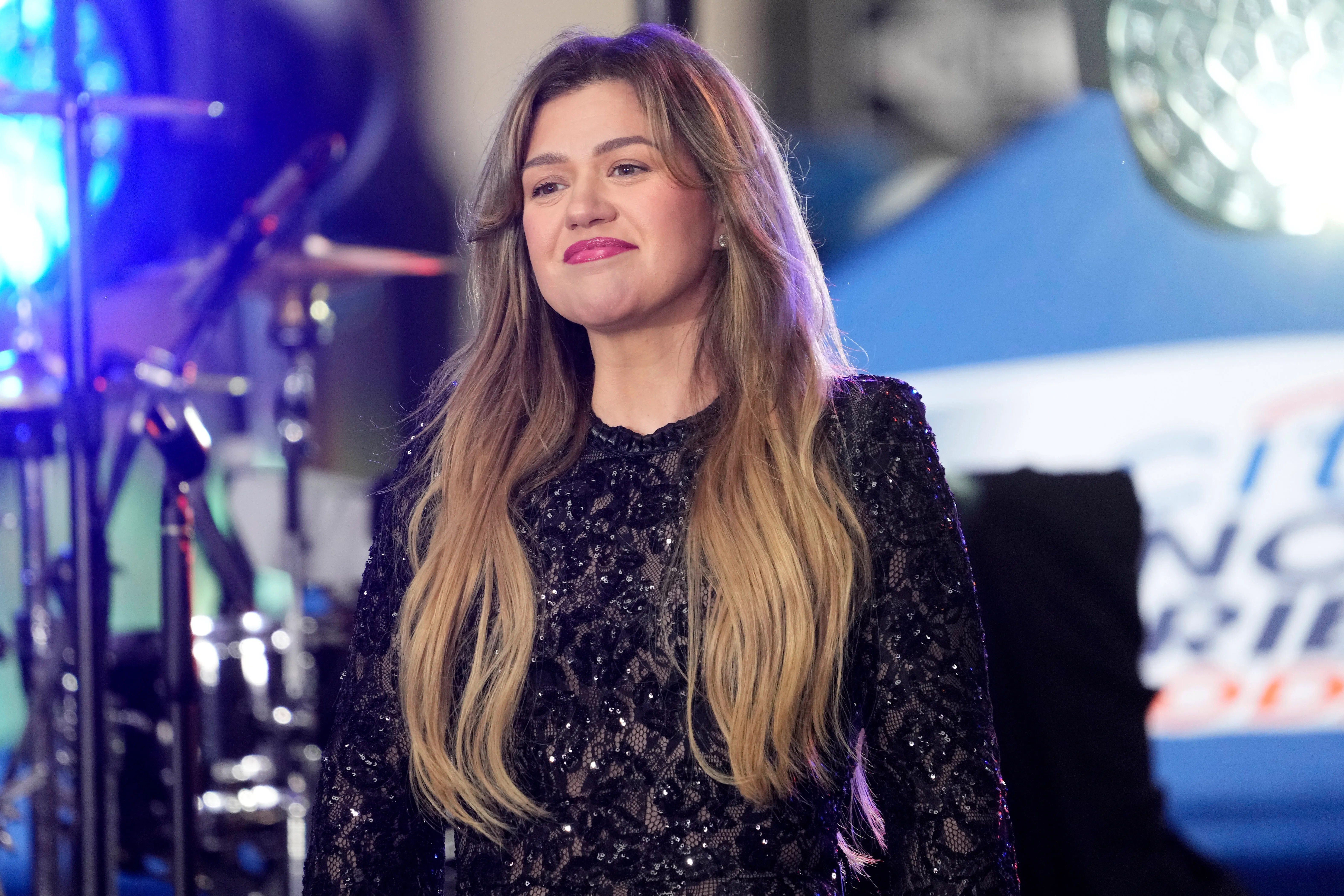 Hold On A Sec – Why Is Kelly Clarkson Beefing With A Random Magic Shop?