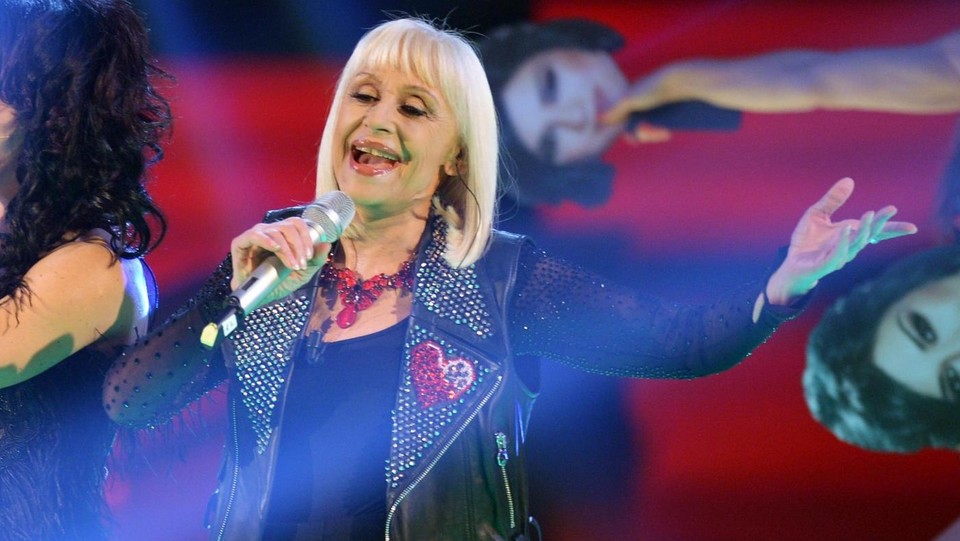 I vestiti di Raffaella Carrà vanno a ruba c'è chi ne ha comprati 350