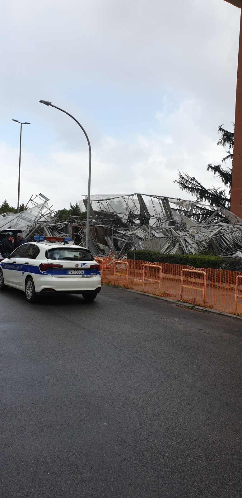 Crolla un ponteggio, viene giù tutto terrore in via Carlo Fadda Il Tempo