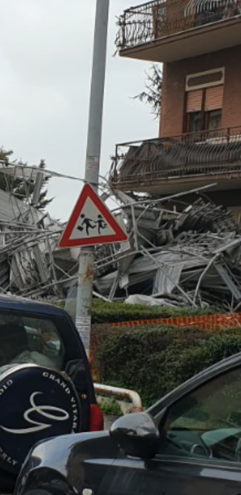 Crolla un ponteggio, viene giù tutto terrore in via Carlo Fadda Il Tempo