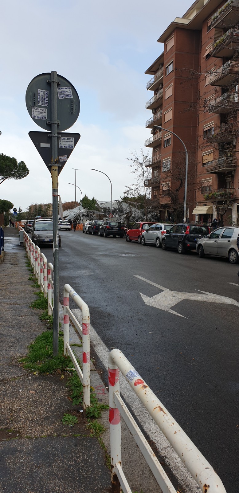 Crolla un ponteggio, viene giù tutto terrore in via Carlo Fadda Il Tempo