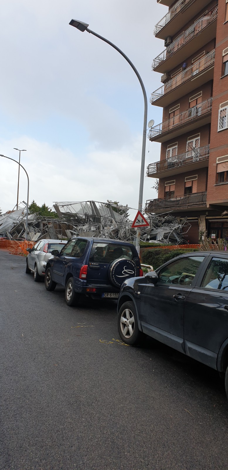 Crolla un ponteggio, viene giù tutto terrore in via Carlo Fadda Il Tempo