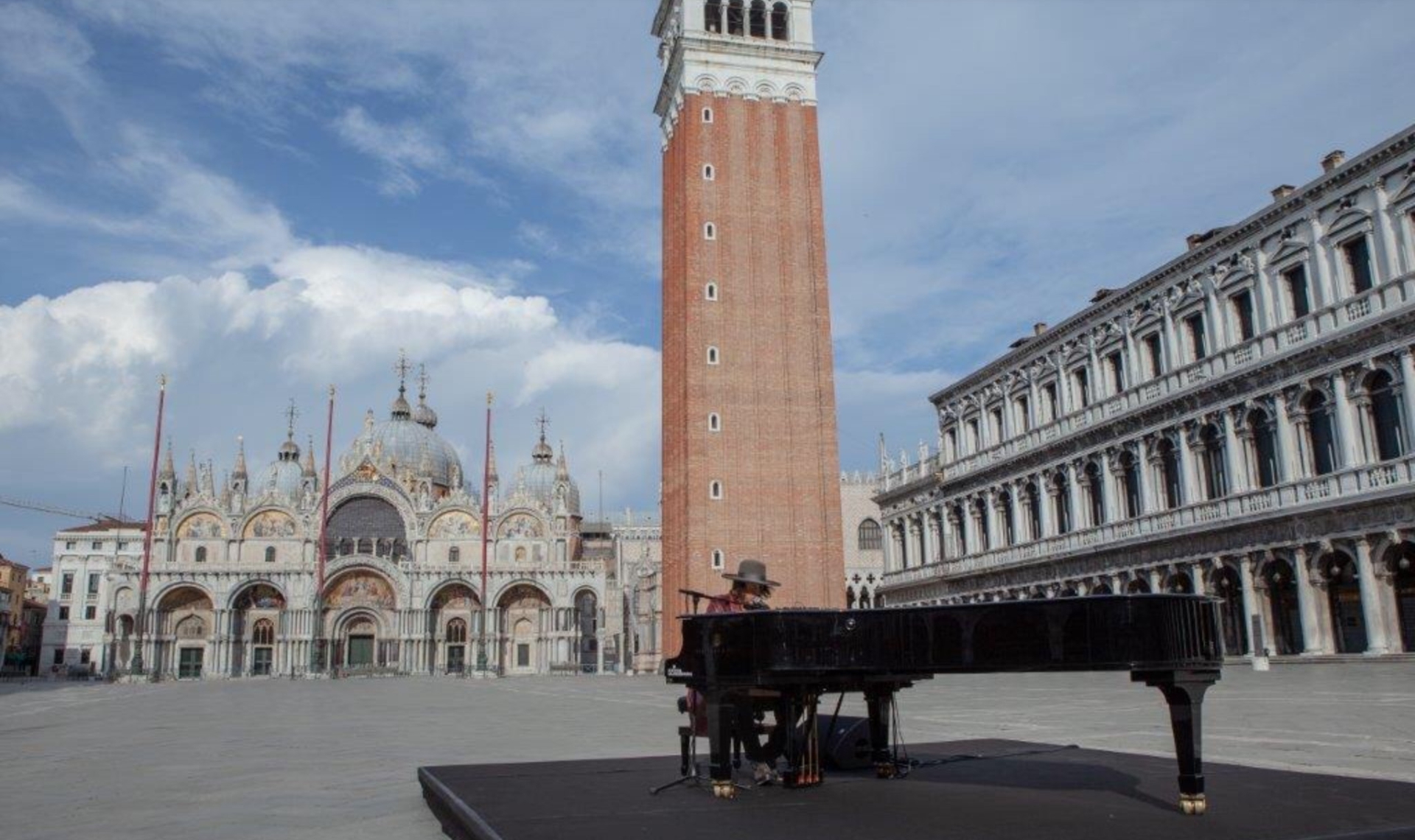 Zucchero suona da solo. Che emozione a piazza San Marco Il Tempo