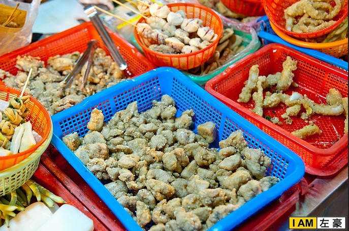 又是仁美美食啦…這家在仁美也經營近三十年的人氣小吃攤”鹽酥雞”……