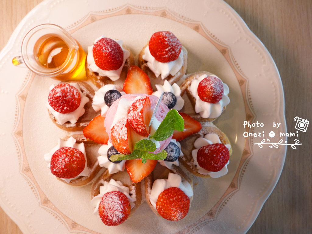 【高雄下午茶】左營｜芙兒鬆餅  冬季浪漫限定！滿滿草莓的花瓣鬆餅兒ｘ草莓冰沙 (๑´ㅂ`๑)♡